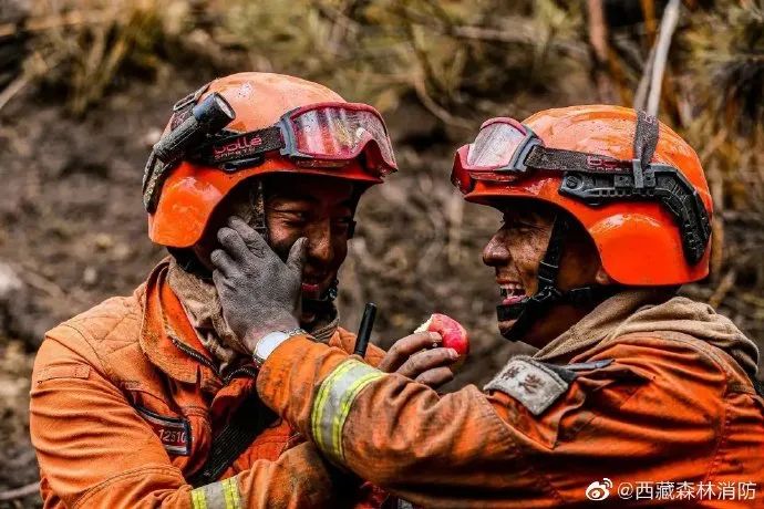 他们填饱肚子只是为了继续作战 4月14日,  图片来源:@西藏森林消防
