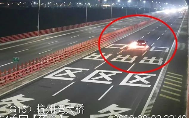 浙江高速一小轿车突然起火, 司机咬牙继续开