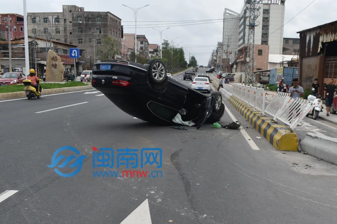 交警赶到现场时,只见一辆闽c牌照的大众小车翻车在路面,车身损毁,右