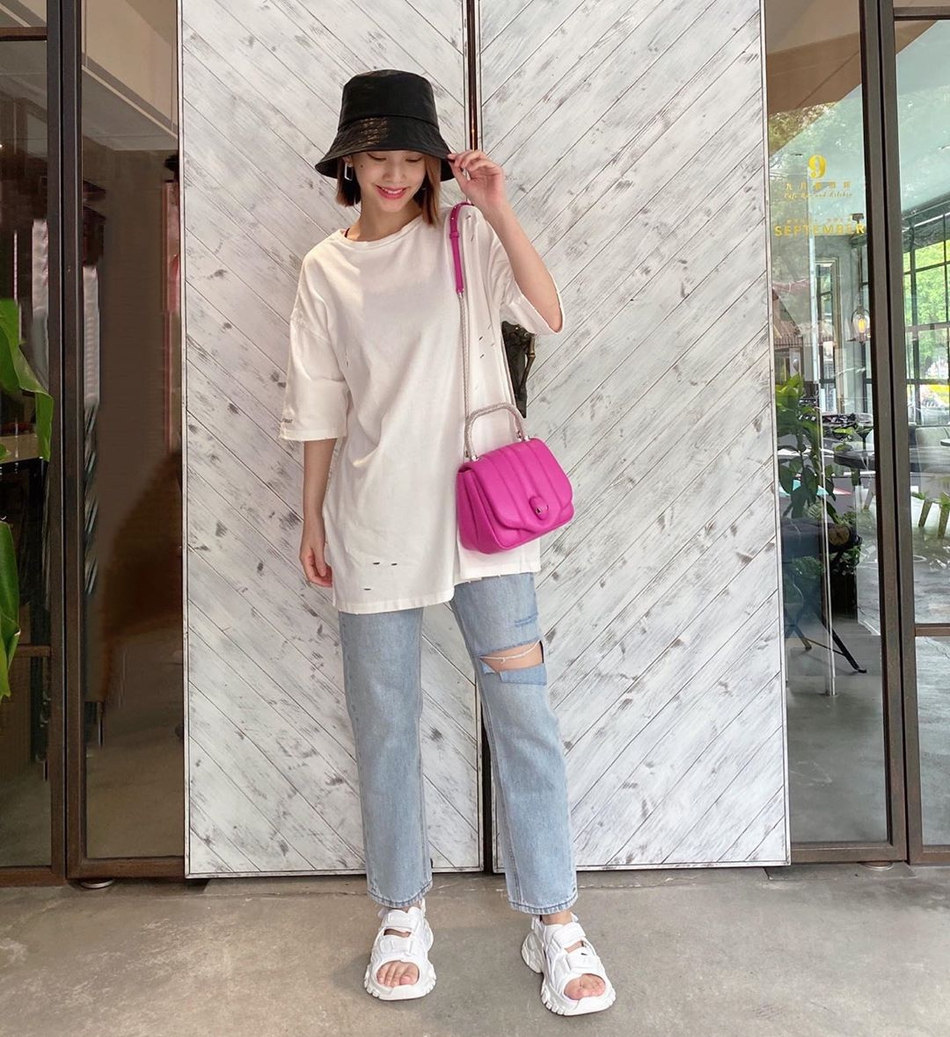杨丞琳穿白t搭牛仔裤休闲舒适 回眸甜笑少女感十足