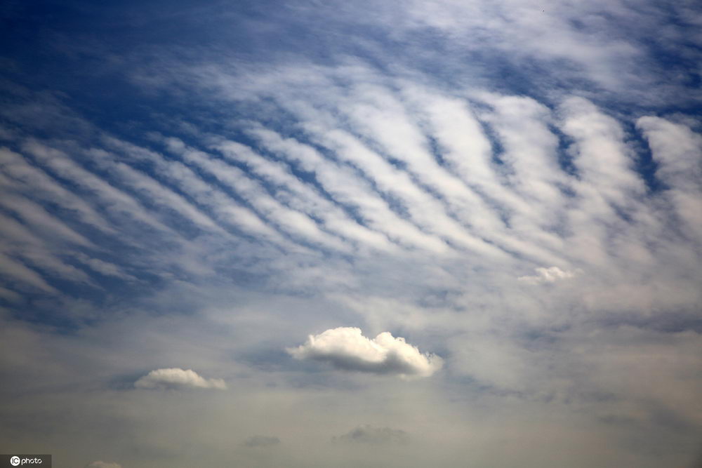 2020年5月26日,湖北省襄阳市,天空中出现棉花糖,排骨形状的云彩,有