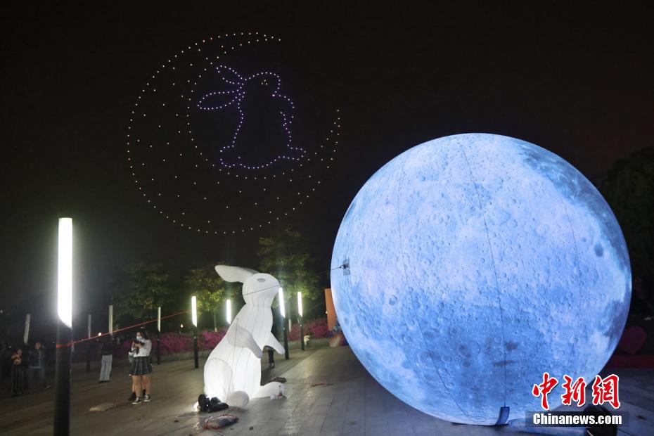 月亮,玉兔,天上地上相呼应. 泱波 摄