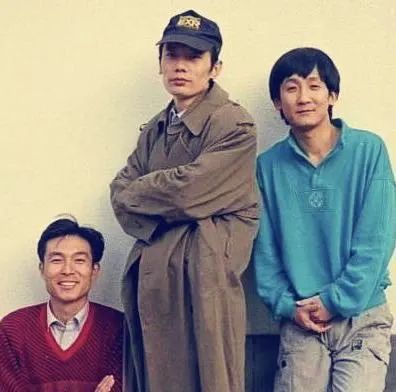 遵照谢园嘱托,家中不设灵堂,不举行遗体告别仪式和追悼会,不召开任何