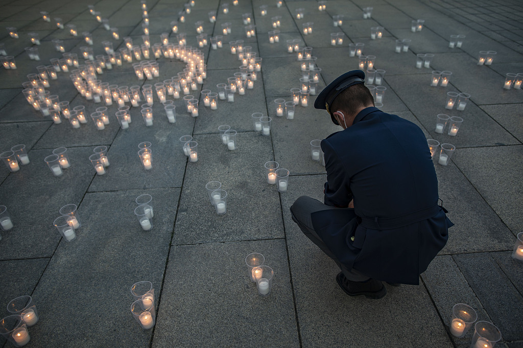 捷克布拉格城堡前摆放大量蜡烛悼念新冠死者