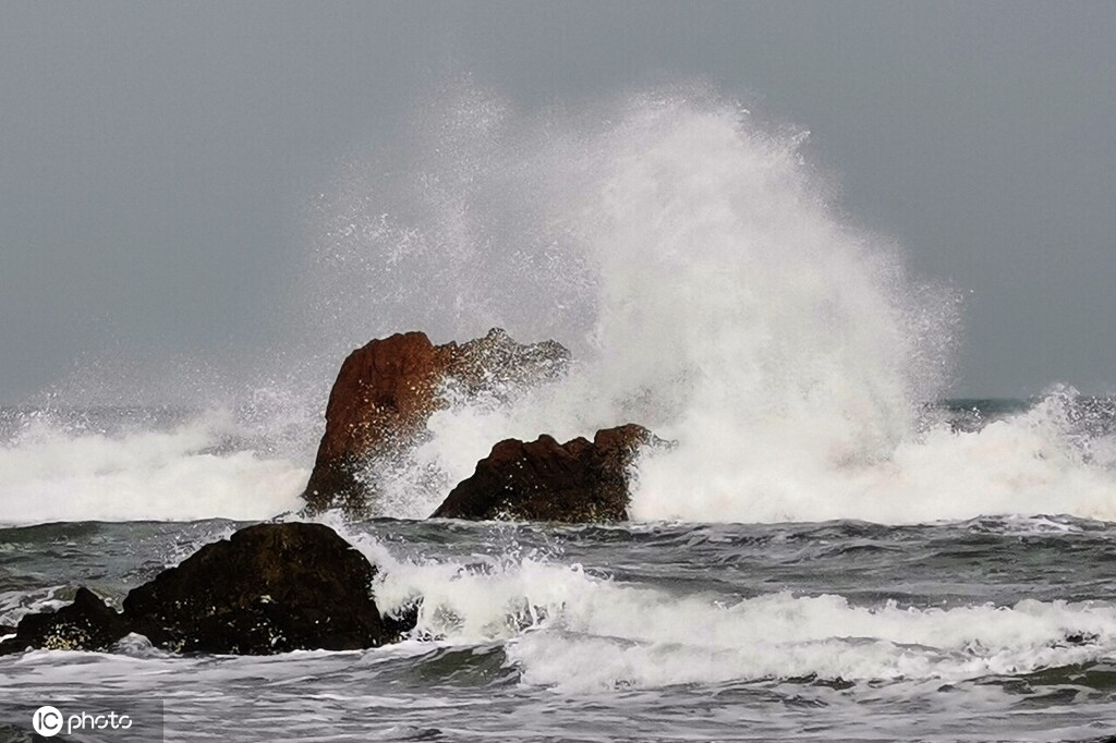 青岛大风预警 海浪拍打礁石浪花飞溅