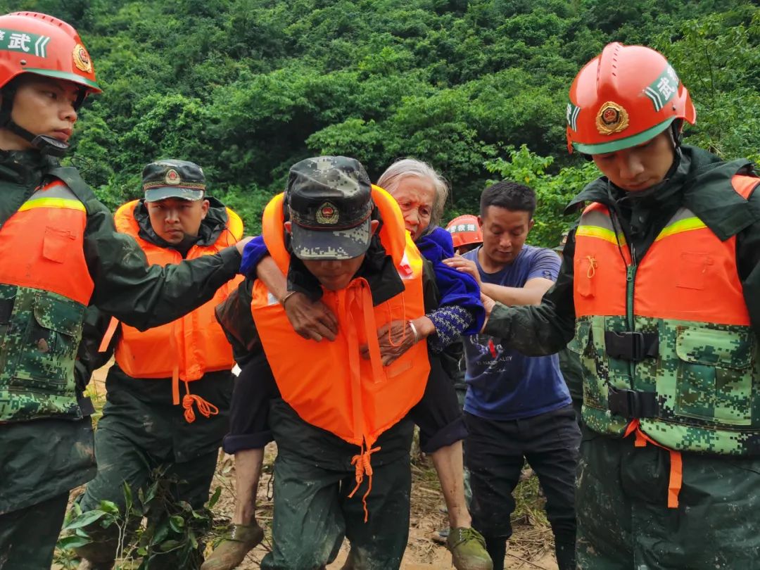 抗洪抢险救援,武警官兵在行动!