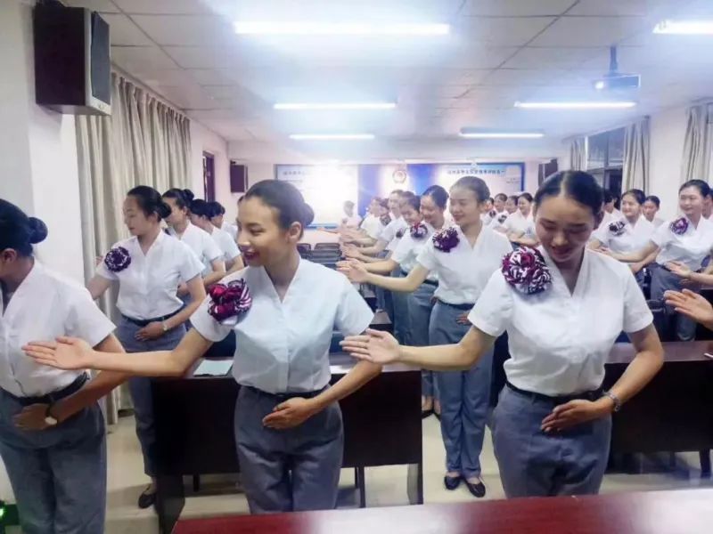 百名学生实习数月后被"退回" 校方就业承诺是忽悠吗