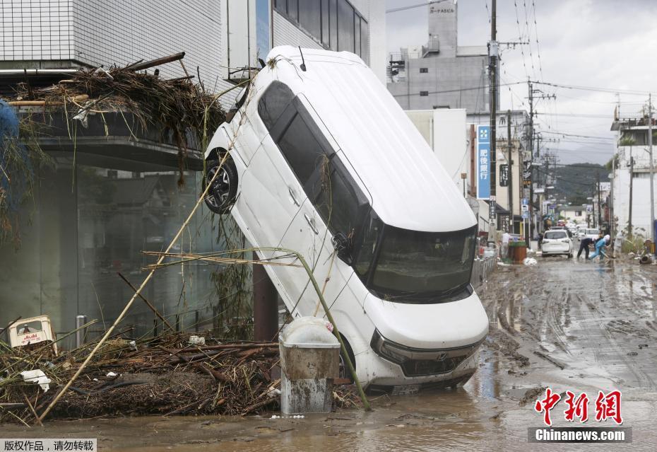 日本熊本县暴雨导致河水上涨 铁桥被冲垮