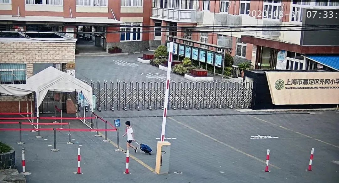 记错开学日！爸爸将孩子扔校门口走了，孩子一路爆哭