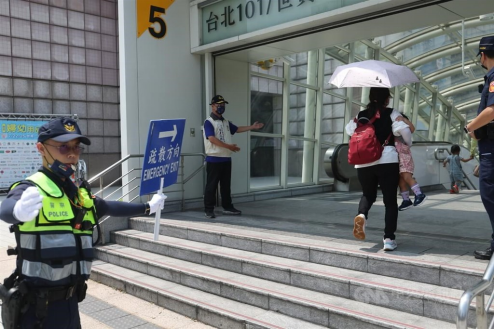 警察引导行人到地铁站避难(图片来源:台湾"中央社)