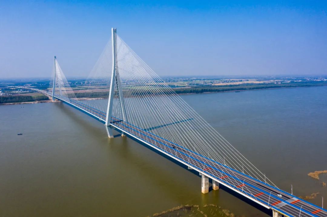 去年底,由湖北交投建设的  嘉鱼长江大桥已通车.