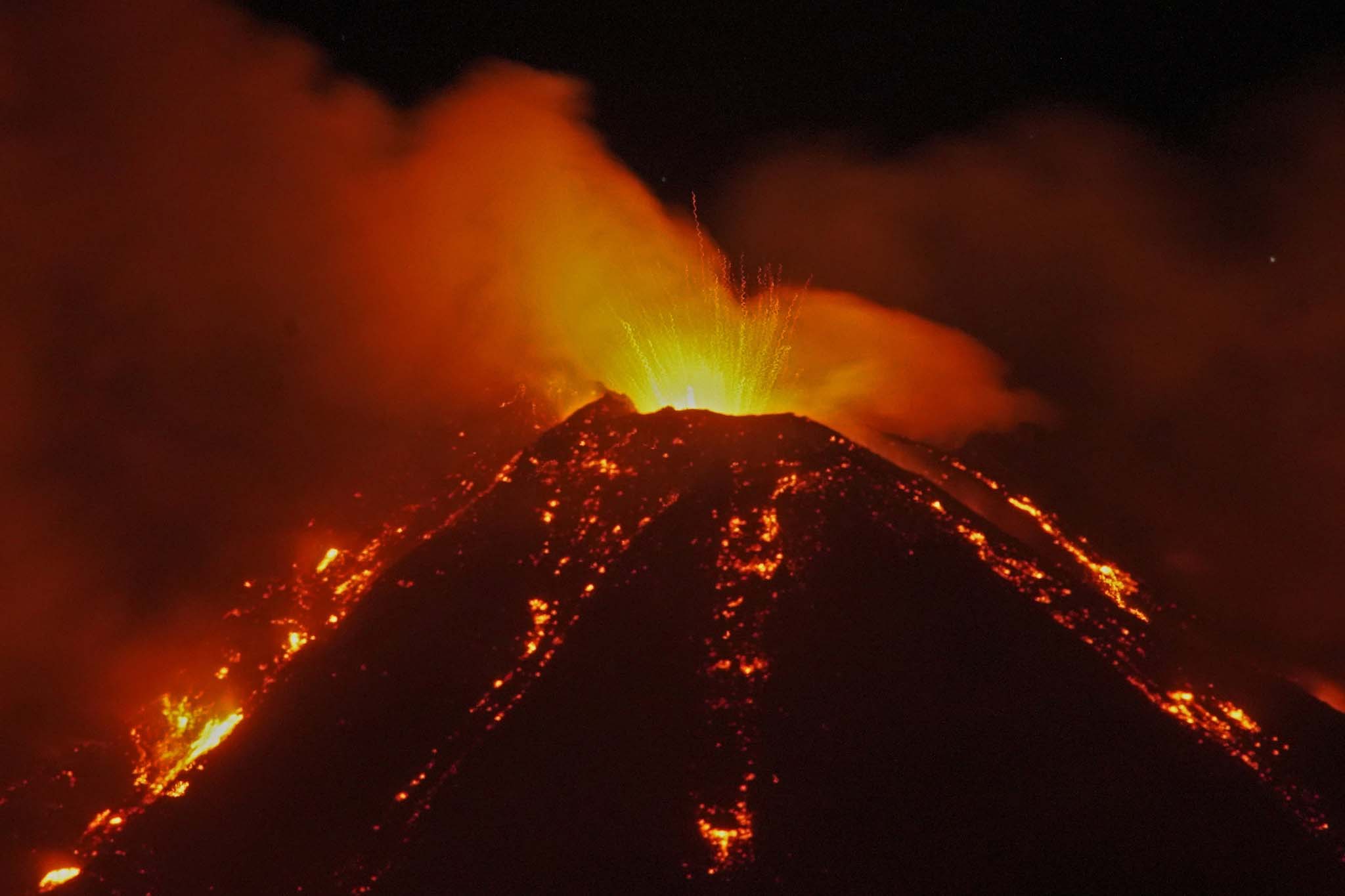 意大利埃特纳火山激烈喷发 岩浆喷涌浓烟笼罩