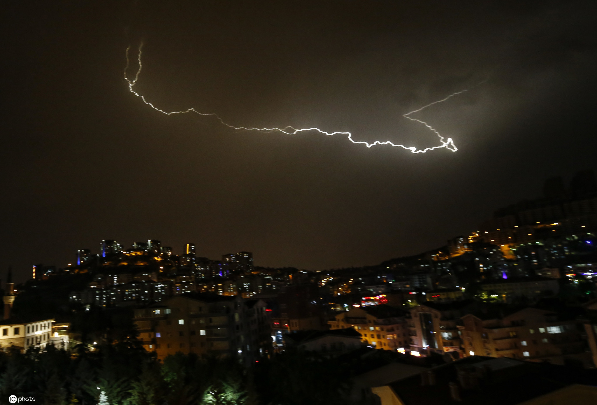 当地时间2020年6月17日,土耳其安卡拉,当地夜晚降雨,天空电闪雷鸣.