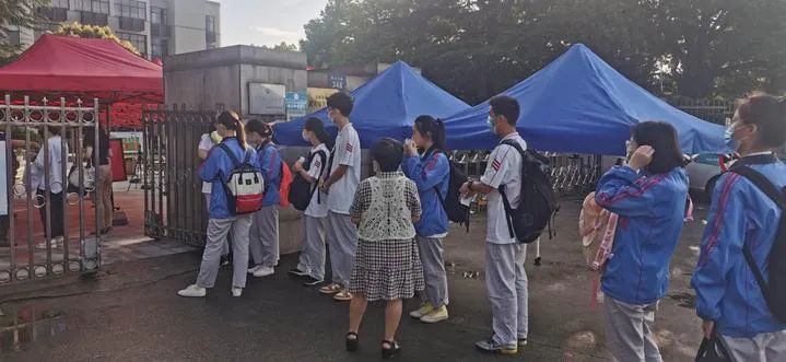 夏衍中学门口第一批到的学生进校了