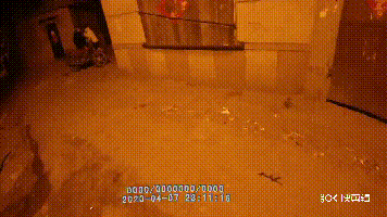 眼看煤气罐就要被点燃,民警飞身扑了上去