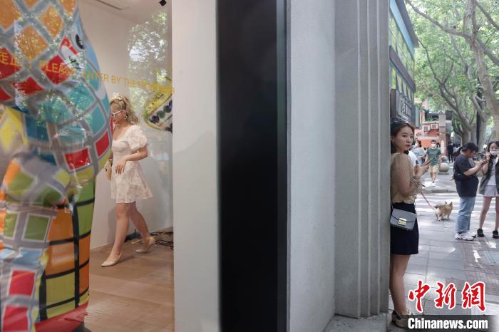 上海街头巷尾恢复往日人气