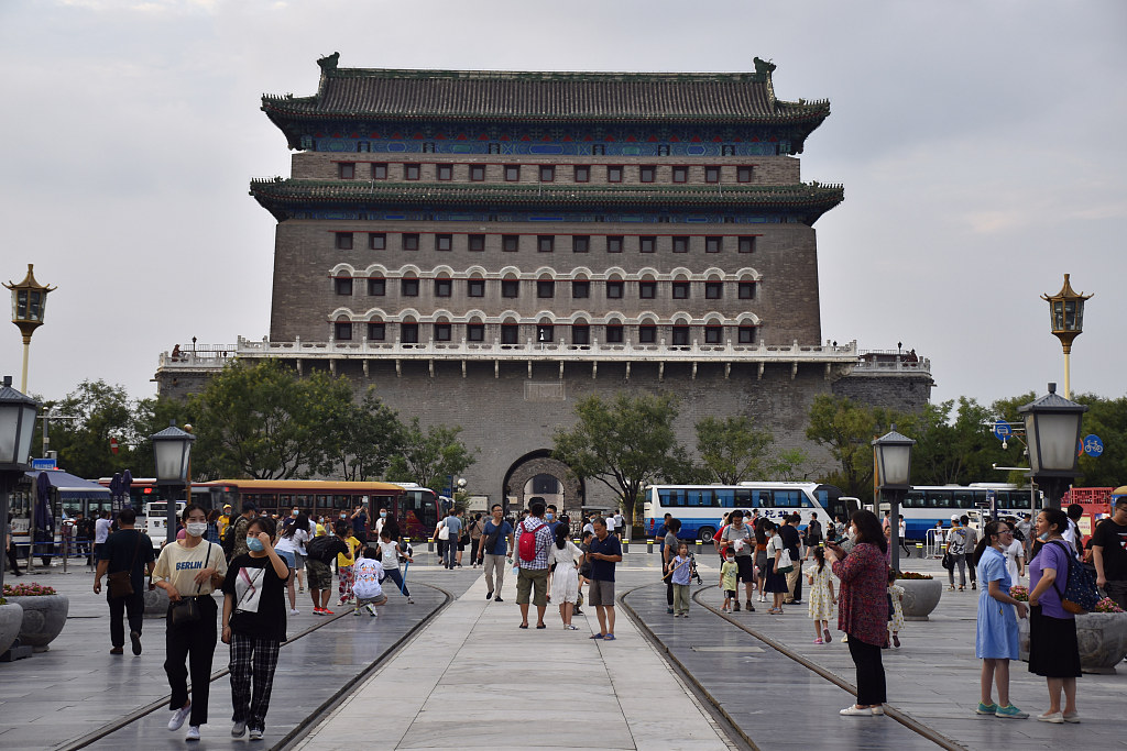 2020年8月15日,北京,正值周末,前门大街迎来暑期旅游高峰,游客"爆棚"