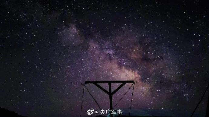 太美了空降兵拍摄绝美星空壁纸领略军营别样的美