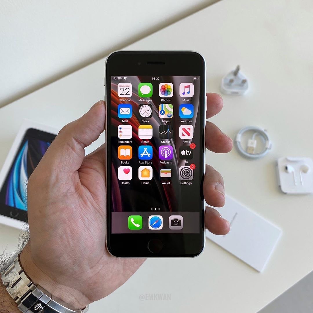 新款iphone se抢先开箱 红色版最亮眼