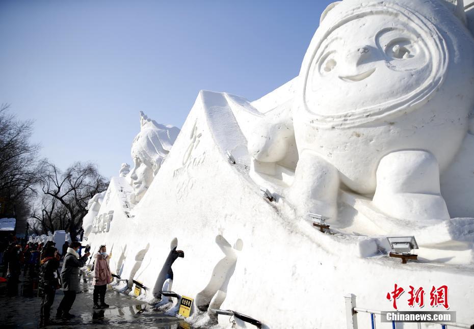 黑龙江哈尔滨:冰墩墩雪雕和冰雕火爆全城