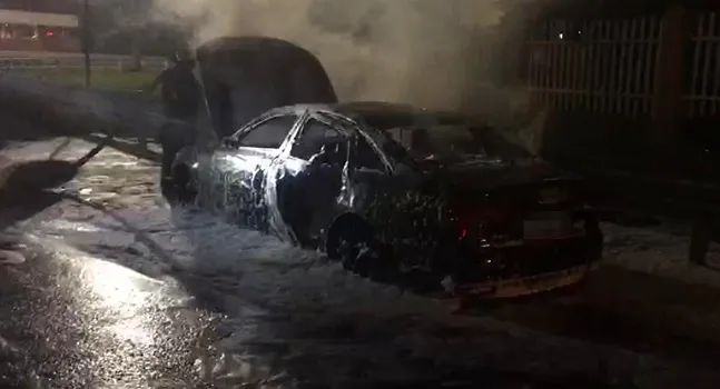 浙江高速一小轿车突然起火, 司机咬牙继续开