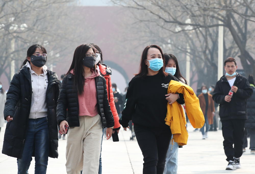 北京气温攀升暖意融融 故宫游客上演"乱穿衣"
