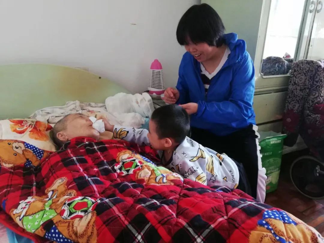 年轻夫妻将1岁多儿子丢给保姆后,竟失联近一年!