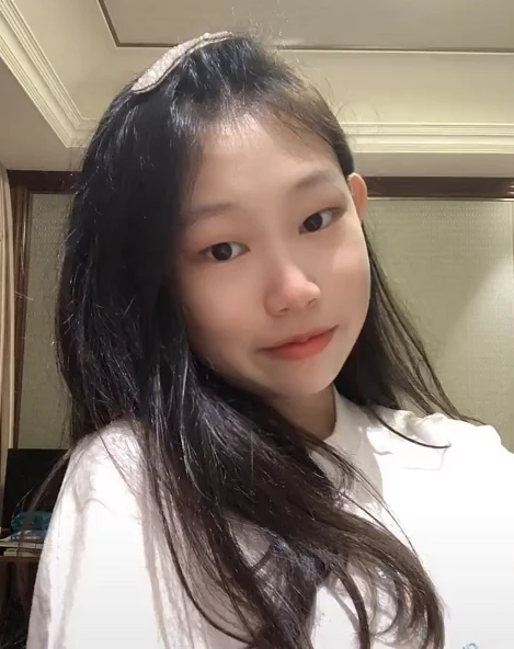 小沈阳12岁女儿晒自拍视频 女大十八变越长越好看