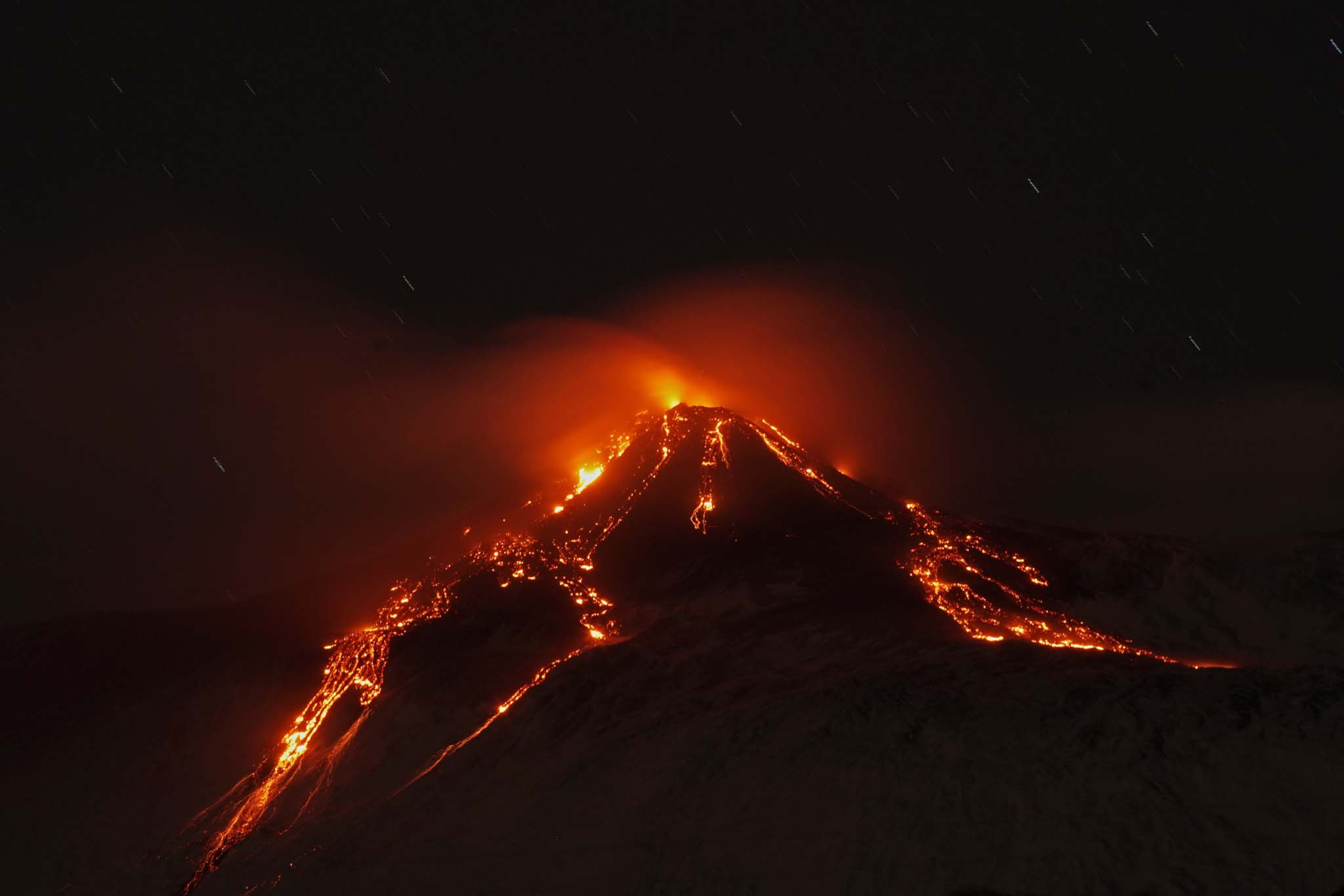 意大利埃特纳火山激烈喷发 岩浆喷涌浓烟笼罩