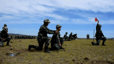快速机动等训练 下面我们就一起跟随镜头 在重机枪射击场上 官兵们将