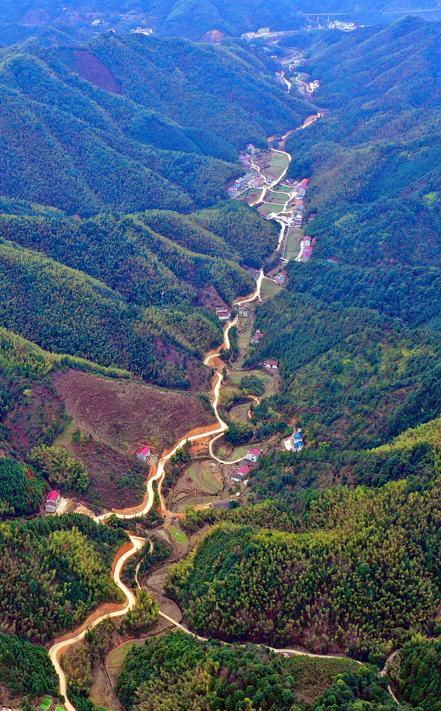 江西吉安:航拍富足村竹富公路 蜿蜒盘旋景致独特