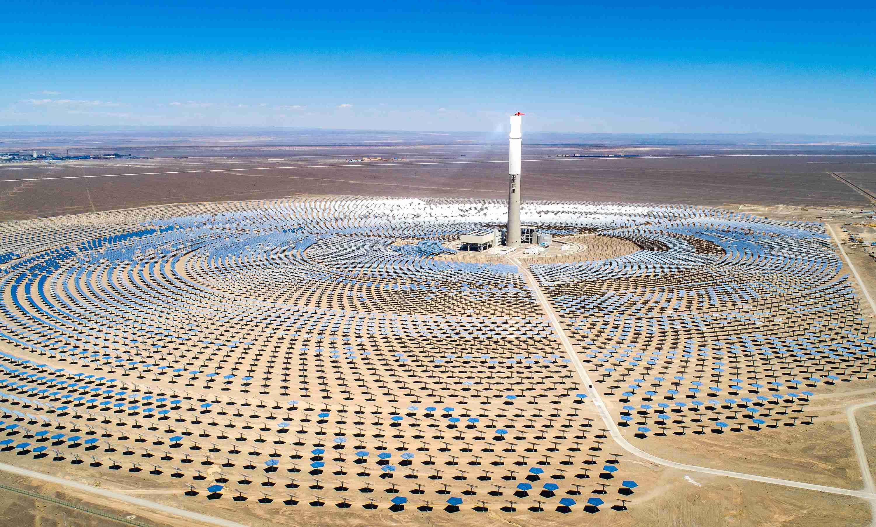 新疆哈密:50兆瓦熔盐塔式光热发电站调试定日镜 犹如一个巨大的"银色
