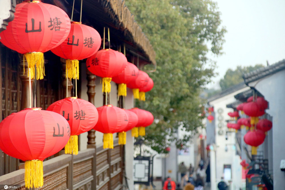 苏州山塘古街灯笼高挂 喜迎新春