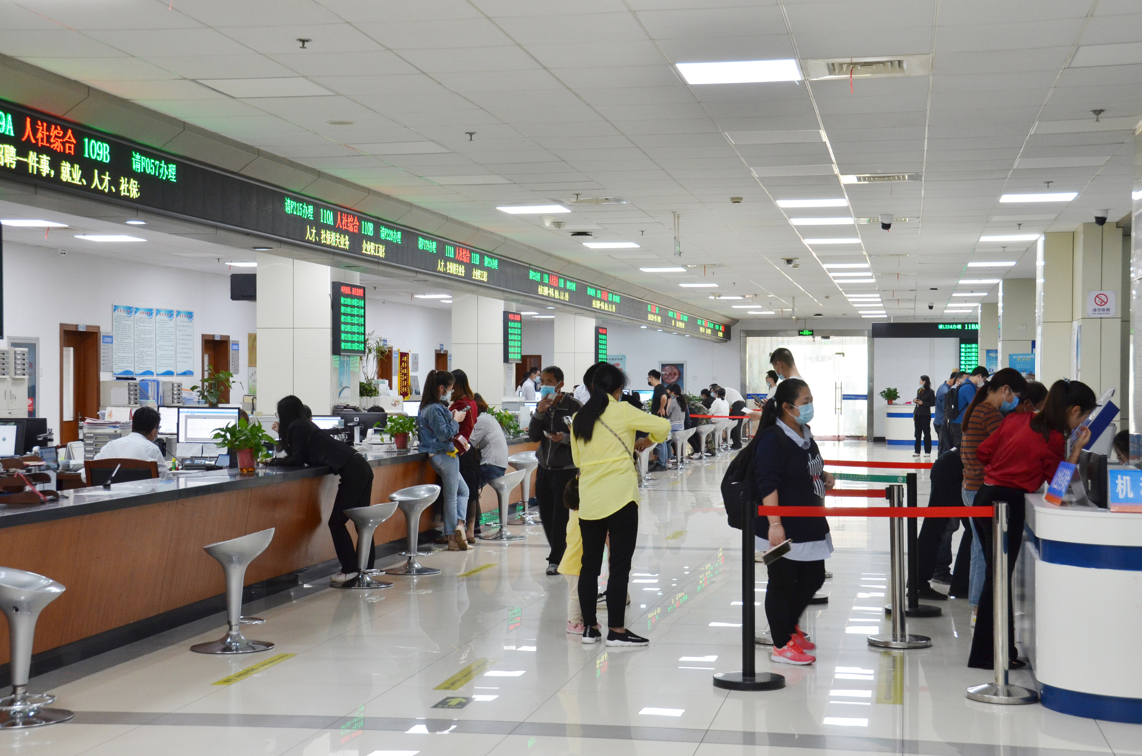 图为上虞便民服务中心大厅. (环球网 记者 邓云/摄)