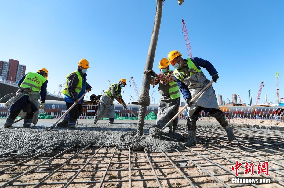 初五,位于北京市东六环的北京城市副中心站综合交通枢纽工程施工现场
