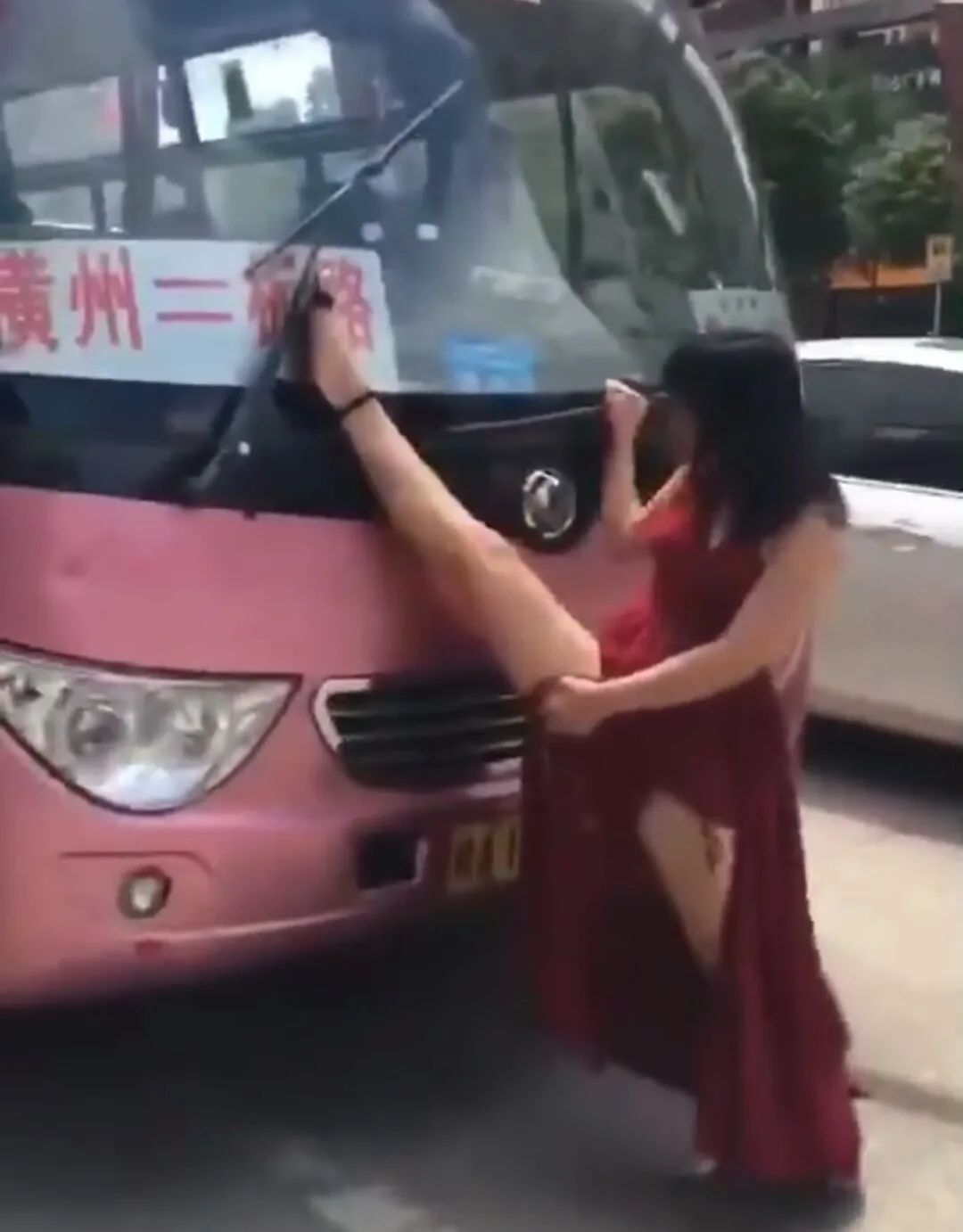 南宁一女子拦停多辆车，趴车上做妖娆动作