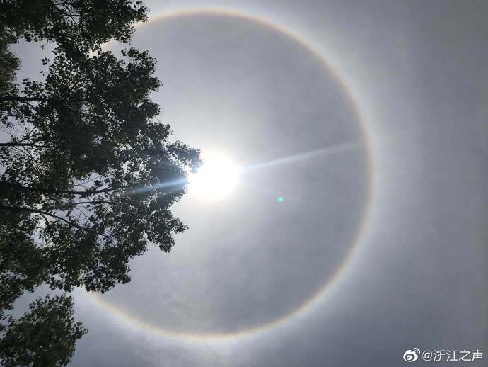 浙江多地上空出现日全晕天象,太阳周围出现一圈漂亮的