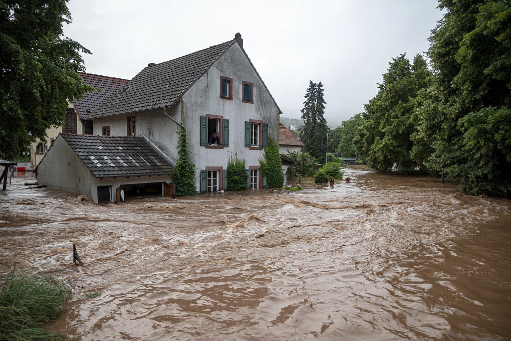 德国暴雨洪水冲塌多所房屋