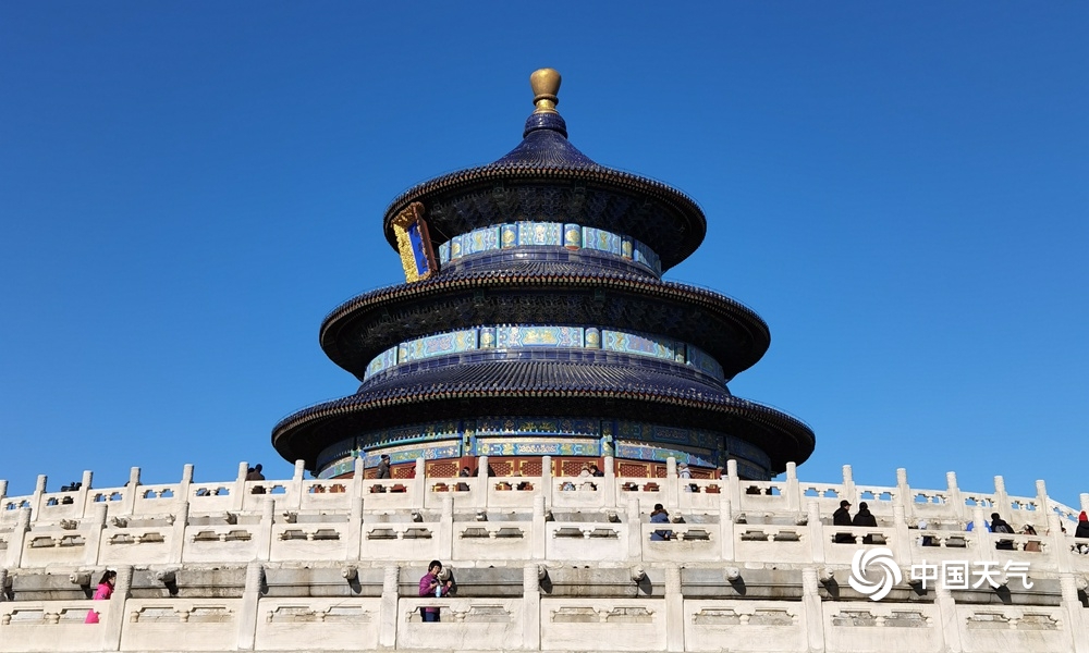 北京天空再现水晶蓝古建筑在蓝天的衬托下尽显中国美