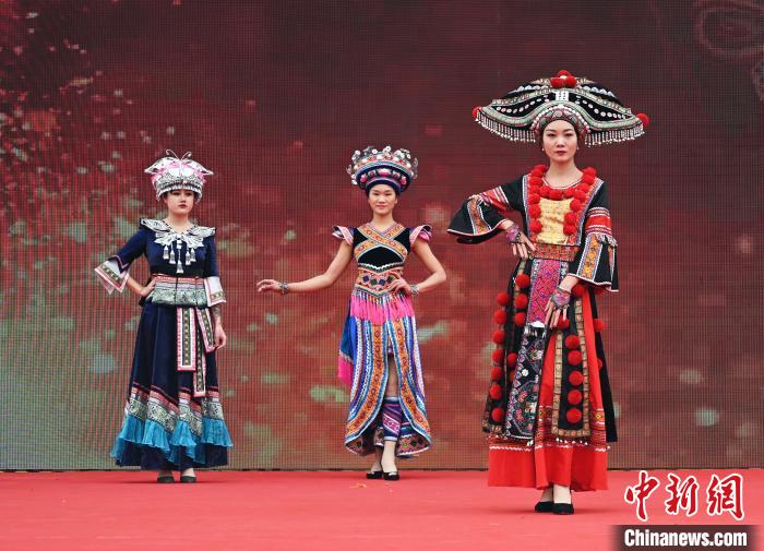 广西富川:民族服饰秀展示瑶乡风情