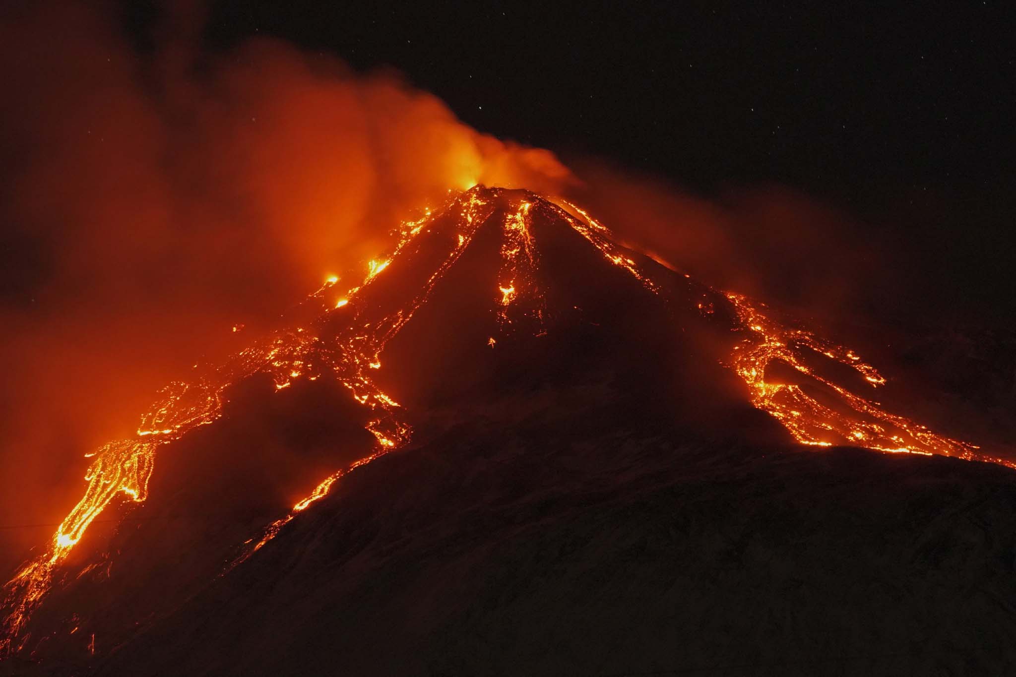 意大利埃特纳火山激烈喷发岩浆喷涌浓烟笼罩