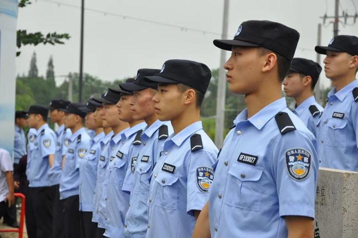 钱塘江潮水有多好看？警方从人群里揪出一名在逃人员