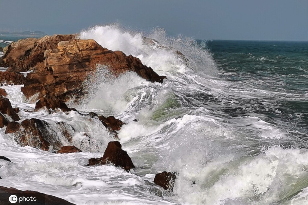 青岛大风预警 海浪拍打礁石浪花飞溅