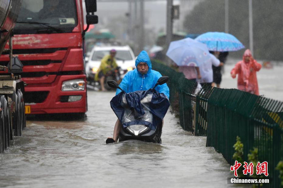 台风烟花致浙江余姚持续降水多个乡镇受淹