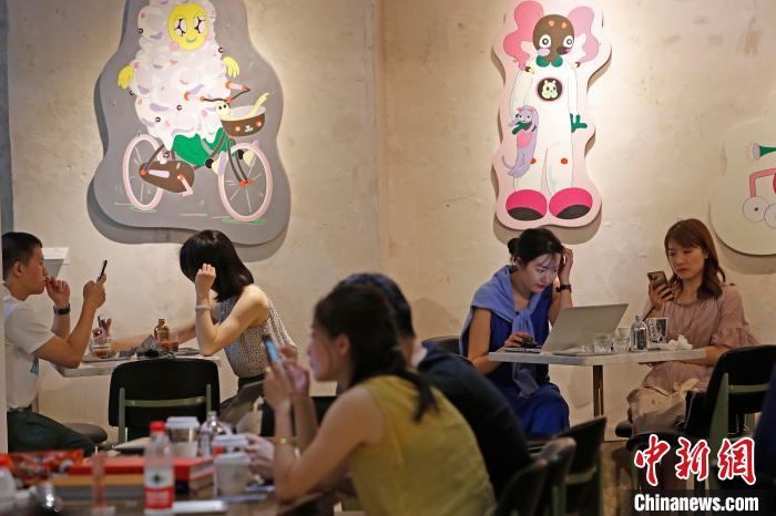 上海街头巷尾恢复往日人气