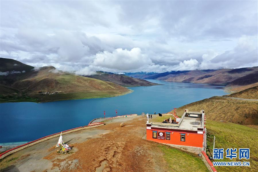 位于西藏山南市浪卡子县境内的羊卓雍错,简称羊湖,湖面海拔4400多米