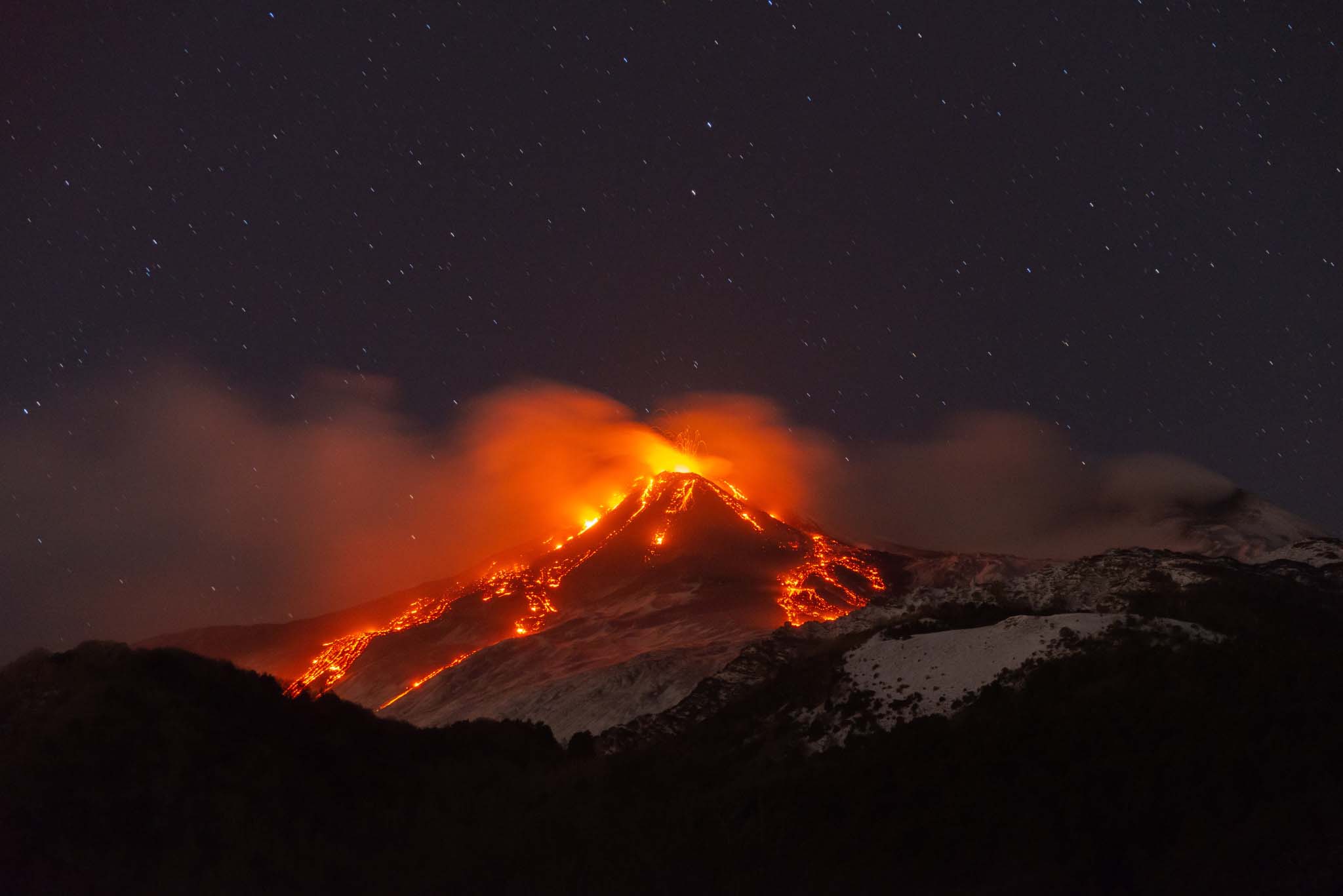 意大利埃特纳火山激烈喷发岩浆喷涌浓烟笼罩