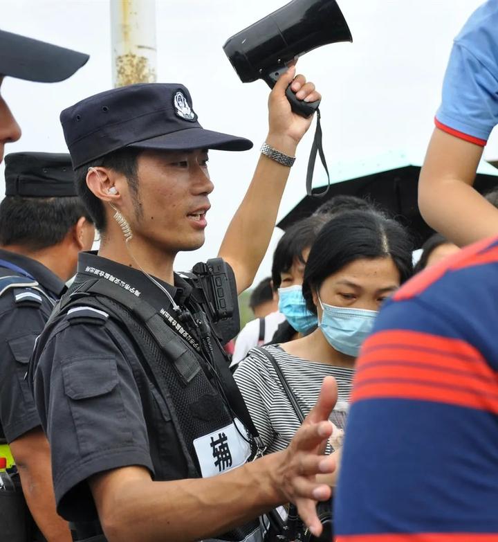 钱塘江潮水有多好看？警方从人群里揪出一名在逃人员