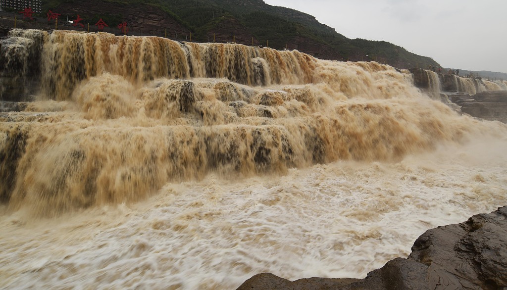 山西吉县黄河壶口瀑布现半清半浊景观