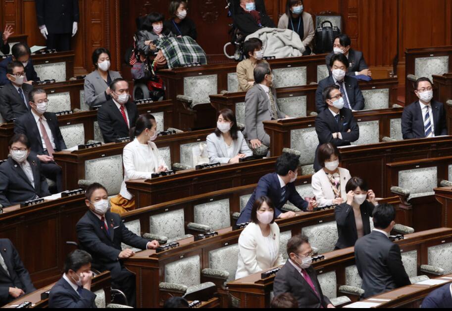 日本国会疫情期间照常开会:议员隔开坐,起立做表决